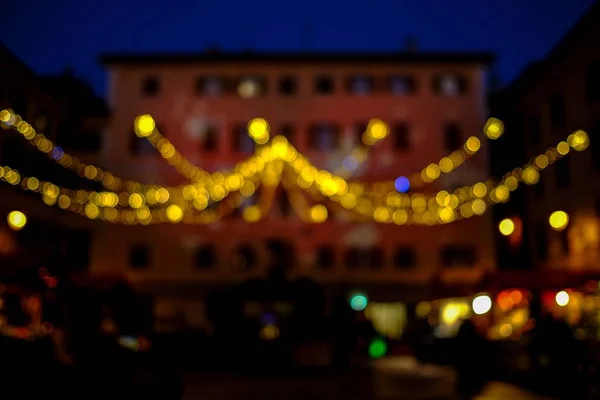 Не в фокусе кадры освещения улиц и зданий в ночное время — стоковое фото