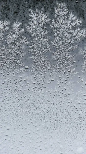 Primer plano de hermosos patrones de heladas y texturas en un vaso —  Fotos de Stock