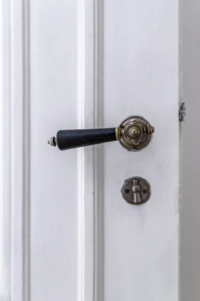 Closeup ของ doorknob วินเทจของประตูสีขาว — ภาพถ่ายสต็อก