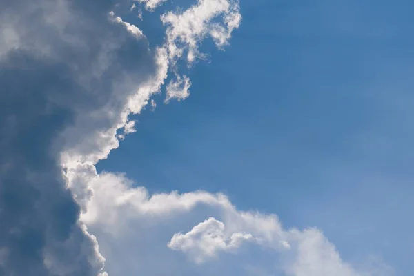 Belo tiro de tirar o fôlego grandes nuvens em um fundo céu azul claro — Fotografia de Stock