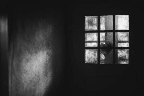 Graustufenaufnahme eines Fensters mit quadratischen Fliesen mit einem Herz darauf — Stockfoto