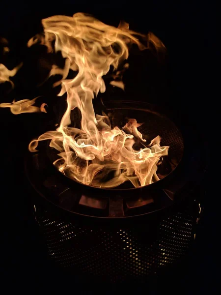 Verticale close-up shot van een brand vlam branden binnenkant van een pot — Stockfoto