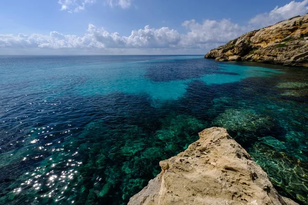 Klippa Nära Det Klara Vatten Havet Med Molnigt Himmel Bakgrunden — Stockfoto