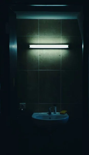 光线昏暗的深色浴室 — 图库照片