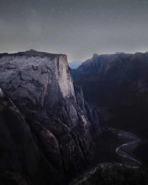 Prachtige rotsachtige bergen en heuvels met verbazingwekkende adembenemende sterrenhemel — Stockfoto