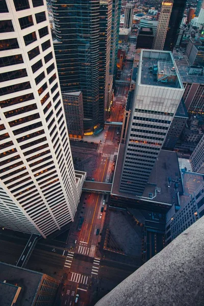 城市摩天大楼的垂直高角度拍摄 — 图库照片