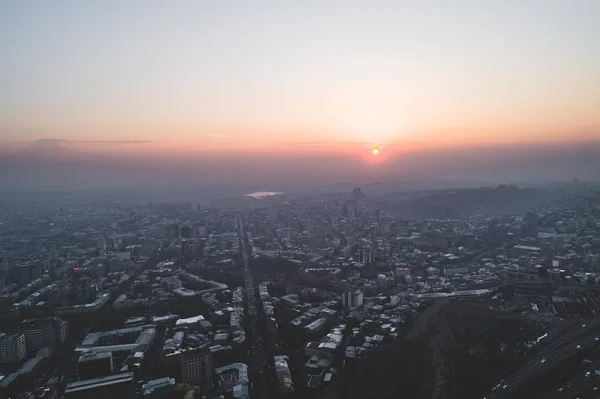Vacker soluppgång över staden — Stockfoto