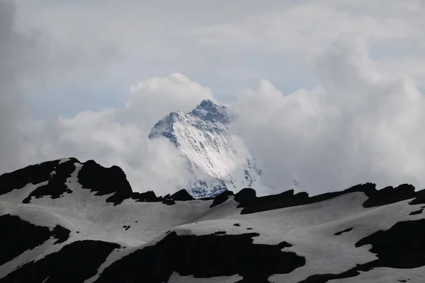 Een Prachtig Shot Van Hoge Witte Berg Onder Lucht — Stockfoto