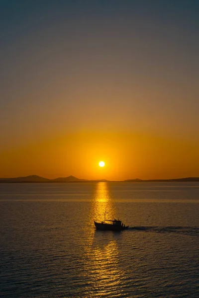 Eine Vertikale Aufnahme Des Wunderschönen Ozeans Mit Einem Kleinen Boot — Stockfoto