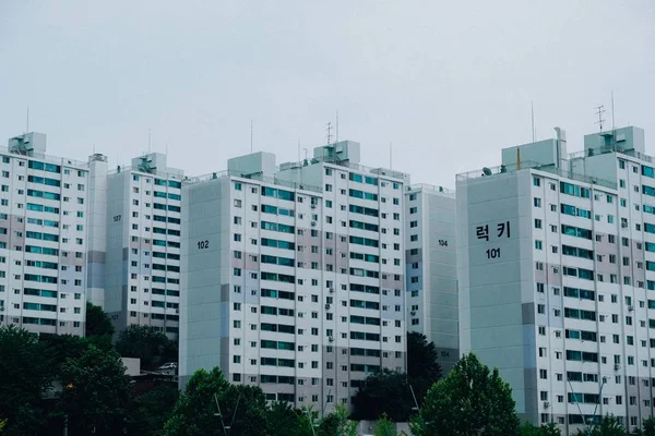 ソウル市の都市部のマンションのワイドショット — ストック写真