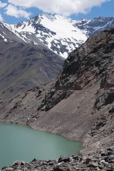 美丽的岩石山和小山 紧邻湖畔 — 图库照片