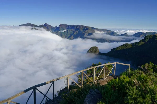 Bel Colpo Verdi Montagne Colline Ricoperte Nuvole Bianche Cielo Limpido — Foto Stock