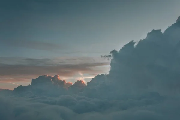 Mglisty krajobraz mglistych chmur z góry nieba — Zdjęcie stockowe
