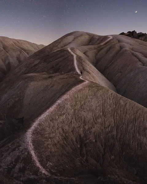 Hermosas montañas rocosas y colinas con increíble cielo estrellado impresionante —  Fotos de Stock