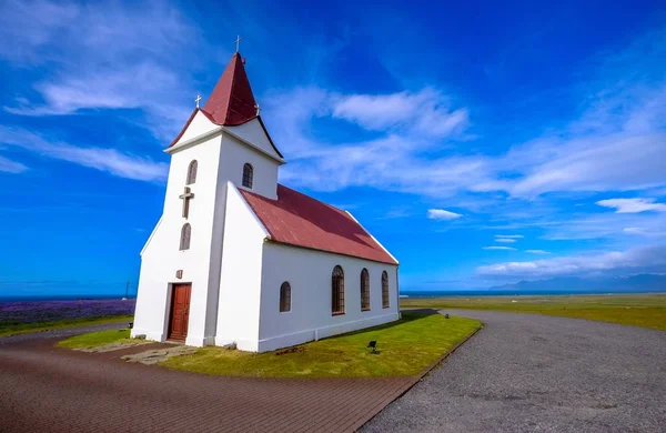 Eine Große Aufnahme Der Weißen Isländischen Lutherischen Kirche Unter Einem — Stockfoto