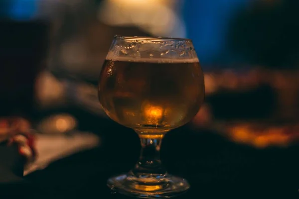 ビールで満たされたスニッファビールグラスのクローズアップショット — ストック写真