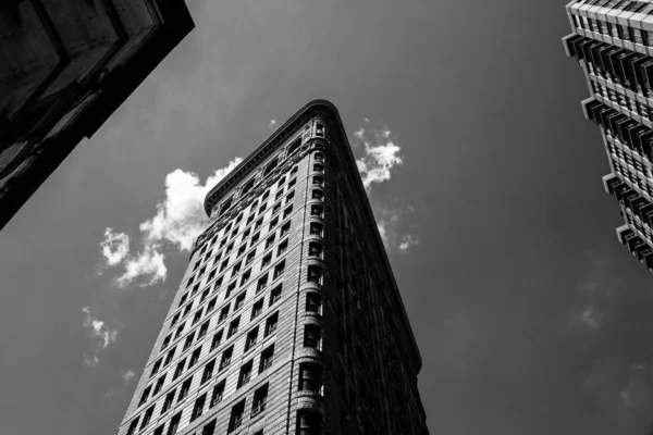 Bulutlar Ile New York Flatiron Binanın Düşük Açı Siyah Beyaz — Stok fotoğraf