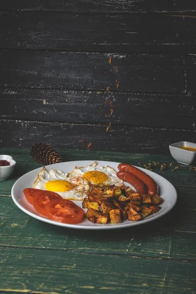 Запеченные яйца и картофель с колбасой — стоковое фото