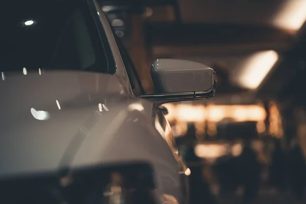 Extrema close-up tiro de um espelho de carro branco — Fotografia de Stock