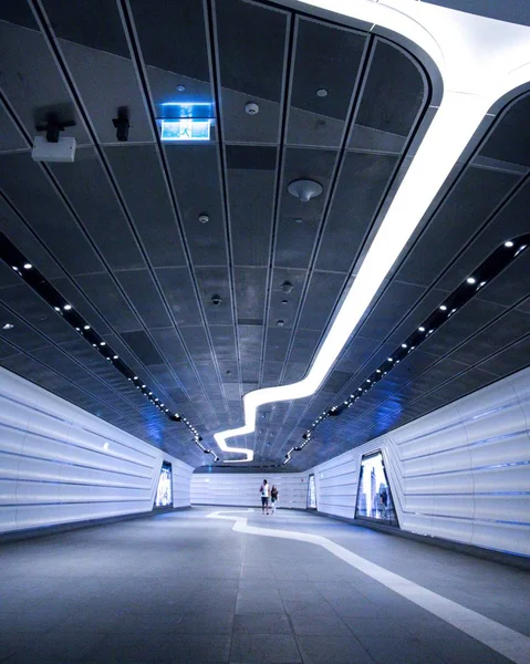 Design futurista moderno de um túnel subterrâneo — Fotografia de Stock