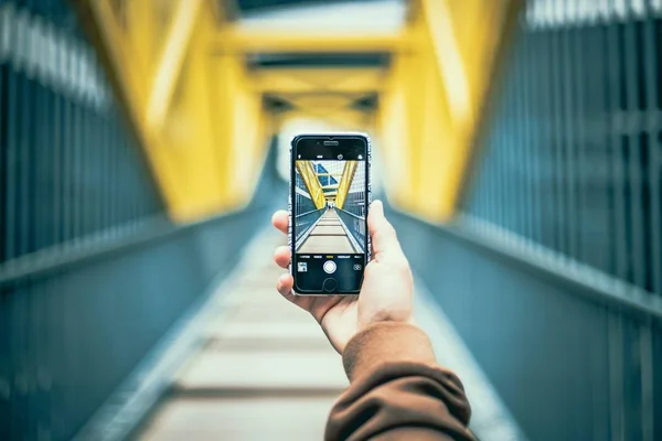 Puente largo a través de una pantalla de teléfono inteligente — Foto de Stock