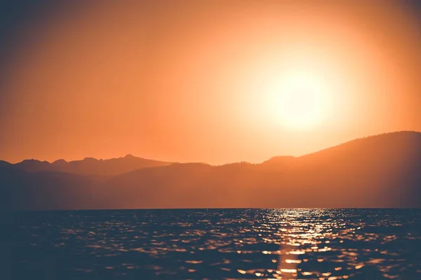 Small Waves Lake Tahoe Reflecting Beautiful Sunset Mountain Background — Stock Photo, Image