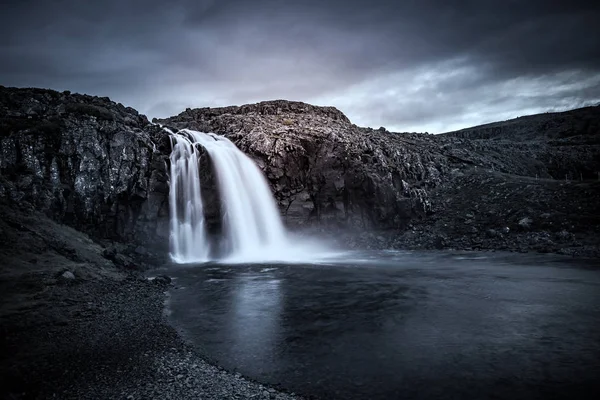 Cascata nei fiordi occidentali — Foto Stock