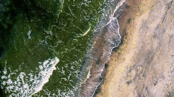 海岸に向かって来るビーチ波のオーバーヘッドショット — ストック写真