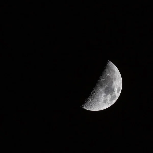 Belo tiro de uma meia-lua no céu escuro — Fotografia de Stock