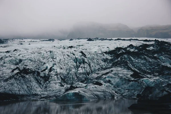 乡村雪和岩石田的美丽景色 — 图库照片