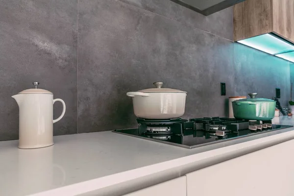 Mooi interieur van een moderne keuken met kookpotten op de oven en andere keuken benodigdheden — Stockfoto