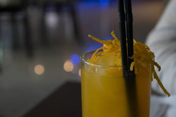 Крупним планом знімок натурального апельсинового соку свіжого — стокове фото