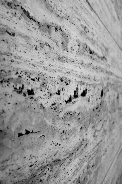 Vertical closeup shot of a marble wall in black and white — Stock Photo, Image