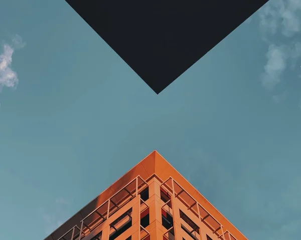 Tiro de ângulo baixo de um edifício alto marrom — Fotografia de Stock