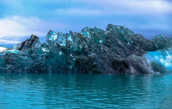 Mavi buzdağının geniş açılı görüntüsü suyun üzerinde. — Stok fotoğraf