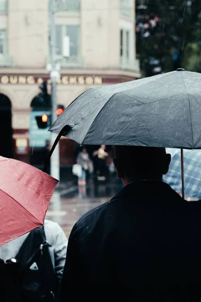 Una Persona Grupo Personas Con Paraguas Negro Pie Bajo Lluvia — Foto de Stock