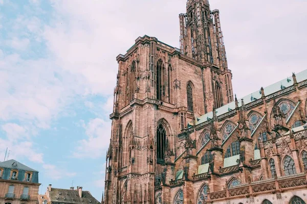 Vista panorámica de la Catedral de Estrasburgo o de la Catedral de Nuestra Señora de Estrasburgo — Foto de Stock