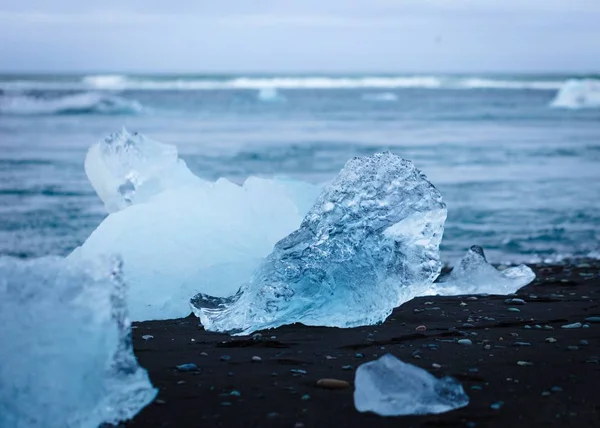 Un pezzo di ghiaccio sulla spiaggia — Foto Stock