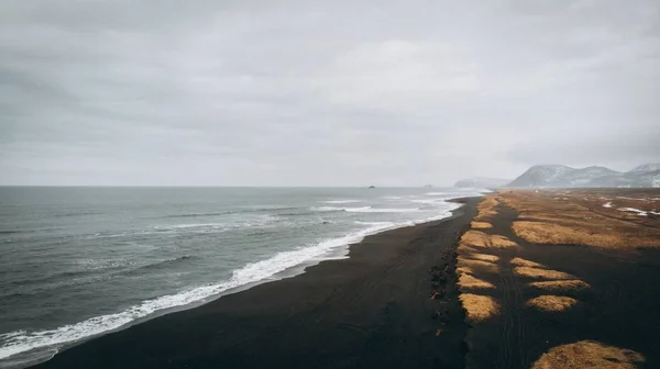 Een Luchtfoto Van Prachtige Kustlijn Het Zandstrand Verbazingwekkende Lucht — Stockfoto