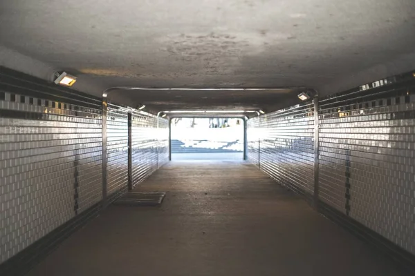 Podziemny tunel prowadzący na zewnątrz — Zdjęcie stockowe