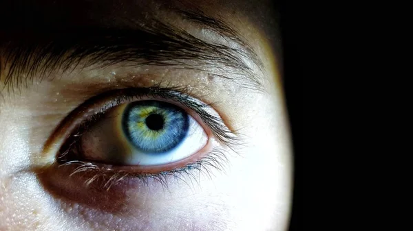 Piękne zbliżenie strzał kobiecego człowieka głęboko niebieskie oczy — Zdjęcie stockowe