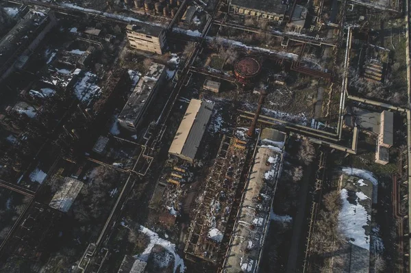 Городской заброшенный завод — стоковое фото