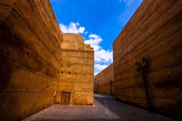 Pathway mitt i bruna betongväggar och lyktstolpe på dagen — Stockfoto