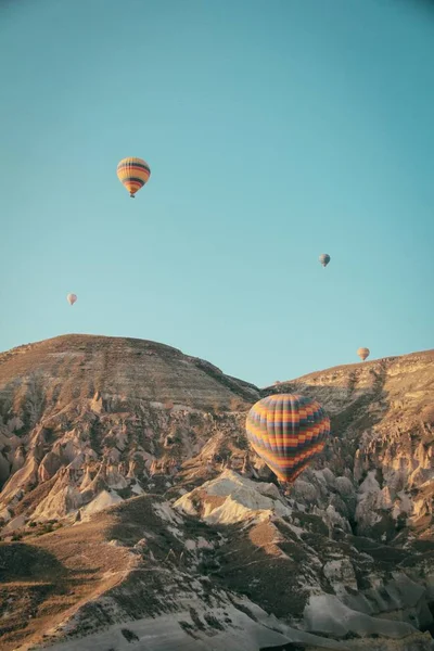 Een Lange Shot Van Verschillende Kleurrijke Hete Lucht Ballonnen Zweven — Stockfoto