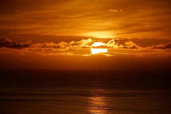 Hermoso tiro distante de mar durante la puesta del sol — Foto de Stock