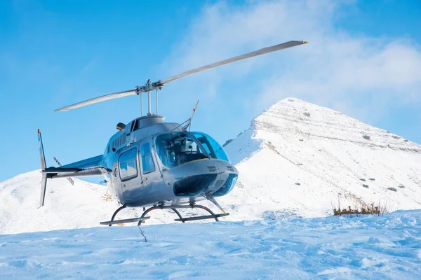 Helicóptero Pousando Uma Superfície Nevada Nas Montanhas — Fotografia de Stock