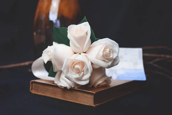 Прекрасный букет персиковых роз — стоковое фото