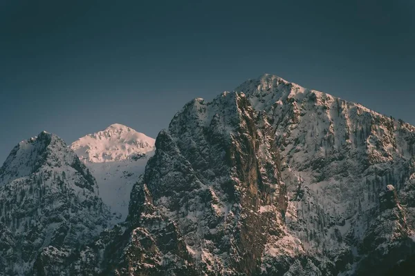 遠くに雪の山のある美しい高い岩の山 — ストック写真