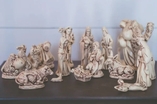 Κοντινά πλάνα των αγαλματίδια της γέννησης του Ιησού που σκαλισμένα από ξύλο — Φωτογραφία Αρχείου