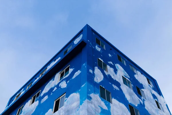Half afgewerkt blauw gebouw geschoten vanuit een lage hoek — Stockfoto